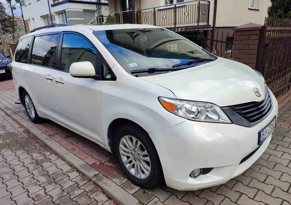 toyota sienna Toyota Sienna cena 119000 przebieg: 84000, rok produkcji 2016 z Białystok